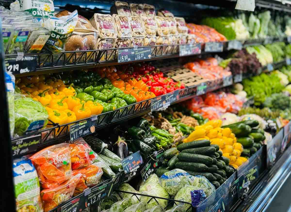 Fresh produce display showcasing logistics management for temperature-controlled food and beverage delivery.