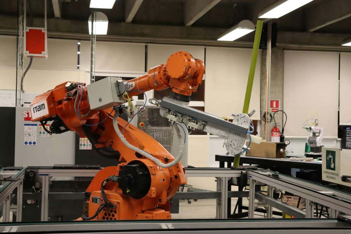 Automated robotic arm working in a modern manufacturing facility for industrial freight distribution.